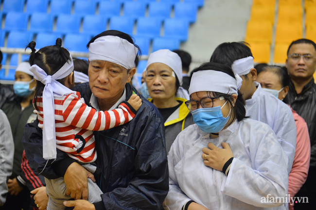 Tang lễ đẫm nước mắt của 22 quân nhân Sư đoàn 337 hy sinh do núi sạt lở, người thân và đồng đội khóc nghẹn trong đau đớn-54