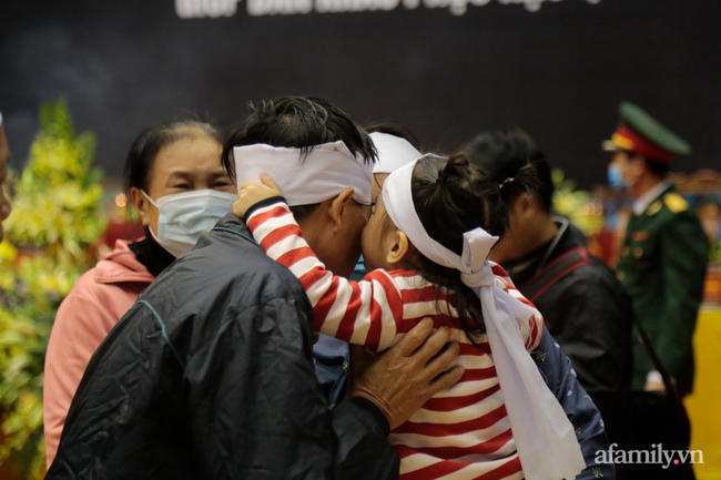 Tang lễ đẫm nước mắt của 22 quân nhân Sư đoàn 337 hy sinh do núi sạt lở, người thân và đồng đội khóc nghẹn trong đau đớn-49