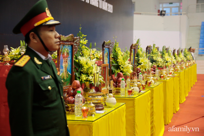 Tang lễ đẫm nước mắt của 22 quân nhân Sư đoàn 337 hy sinh do núi sạt lở, người thân và đồng đội khóc nghẹn trong đau đớn-44