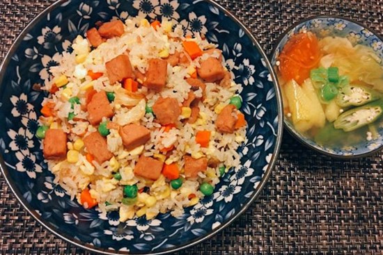 Công thức làm cơm chiên trứng và thịt hộp thơm ngon hết nấc