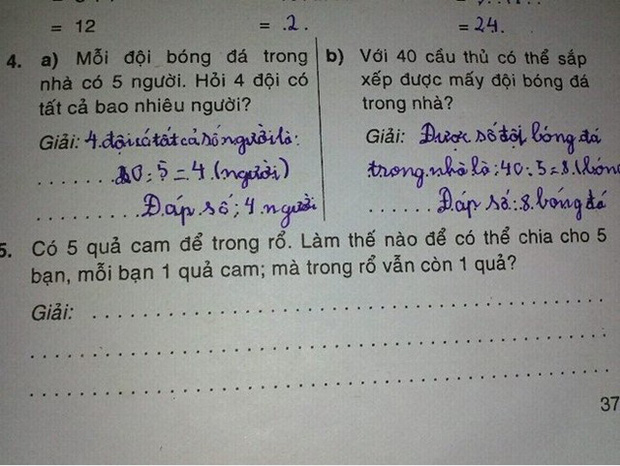 Toán lớp 2 có đáp án siêu dễ: Có 5 quả cam. Làm sao chia đều 5 bạn, mỗi bạn 1 quả, nhưng trong rổ vẫn còn 1 quả?-1
