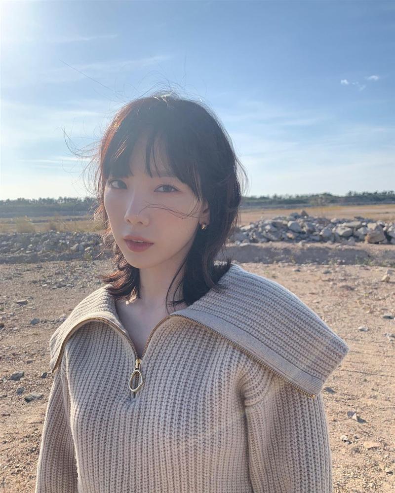 Taeyeon và Hà Tăng khởi xướng xu hướng tóc mái che mặt bánh bao, trán sân bay cực kỳ lợi hại-1