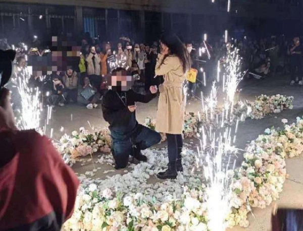 Phú nhị đại mang 6 siêu xe cầu hôn nữ sinh ở sân trường, sự kiện hoành tráng tưởng được tung hô nhưng lại liên lụy nhiều người-1