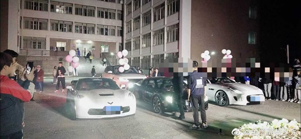 Phú nhị đại mang 6 siêu xe cầu hôn nữ sinh ở sân trường, sự kiện hoành tráng tưởng được tung hô nhưng lại liên lụy nhiều người-3