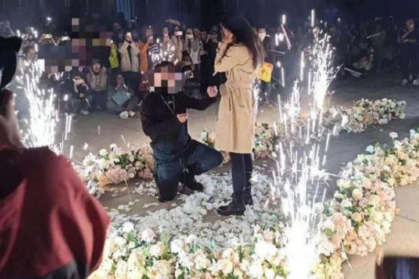 Bị cầu hôn tới 101 lần, cô gái bất lực quỳ lạy chàng trai-3