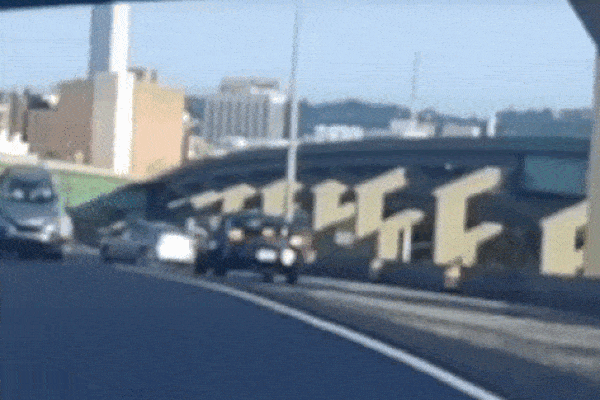 Tai nạn liên hoàn, xe chở ôtô rơi khỏi đường