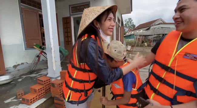 Thủy Tiên gây xúc động khi đưa ra quyết định nhanh chóng với trường hợp hai em nhỏ miền Trung-3