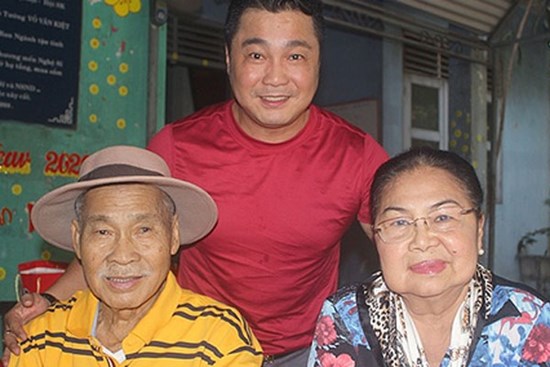 Lý Hùng: 'Trước khi qua đời, cha hôn từng người con'