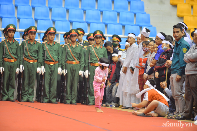 Tang lễ đẫm nước mắt của 22 quân nhân Sư đoàn 337 hy sinh do núi sạt lở, người thân và đồng đội khóc nghẹn trong đau đớn-21