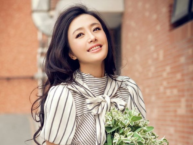 Lái Audi đến cơ quan chồng, người phụ nữ khí chất có màn xử lý cô gái trà xanh” tuyệt đỉnh mà chẳng mất chút công sức-1