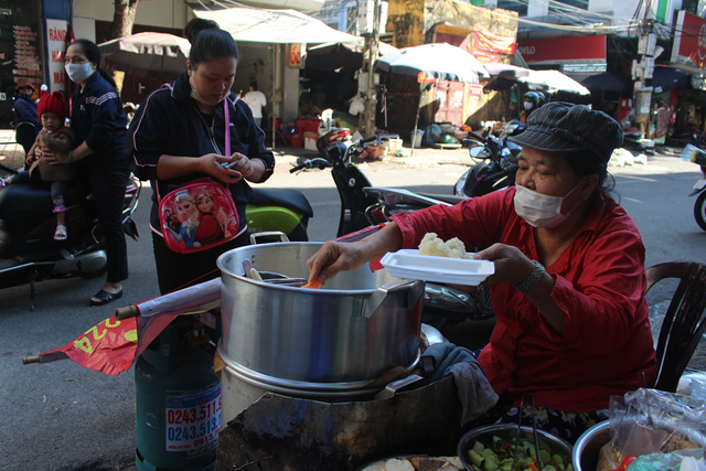 Kỳ lạ món ăn độn nhà nghèo thời bao cấp, thành đặc sản xếp hàng ở Hà Nội-6