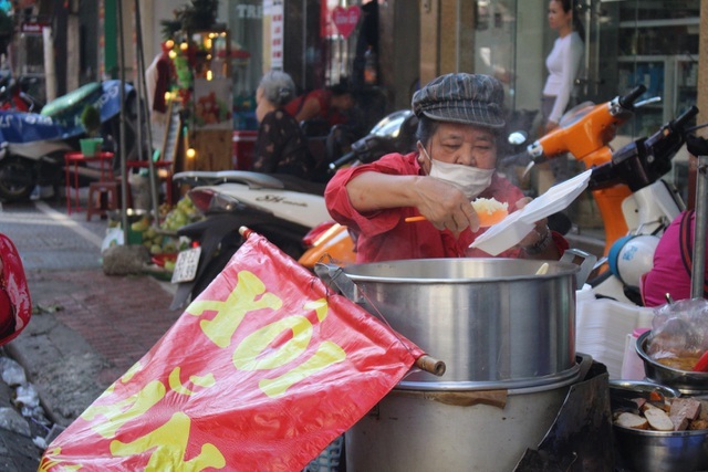 Kỳ lạ món ăn độn nhà nghèo thời bao cấp, thành đặc sản xếp hàng ở Hà Nội-4