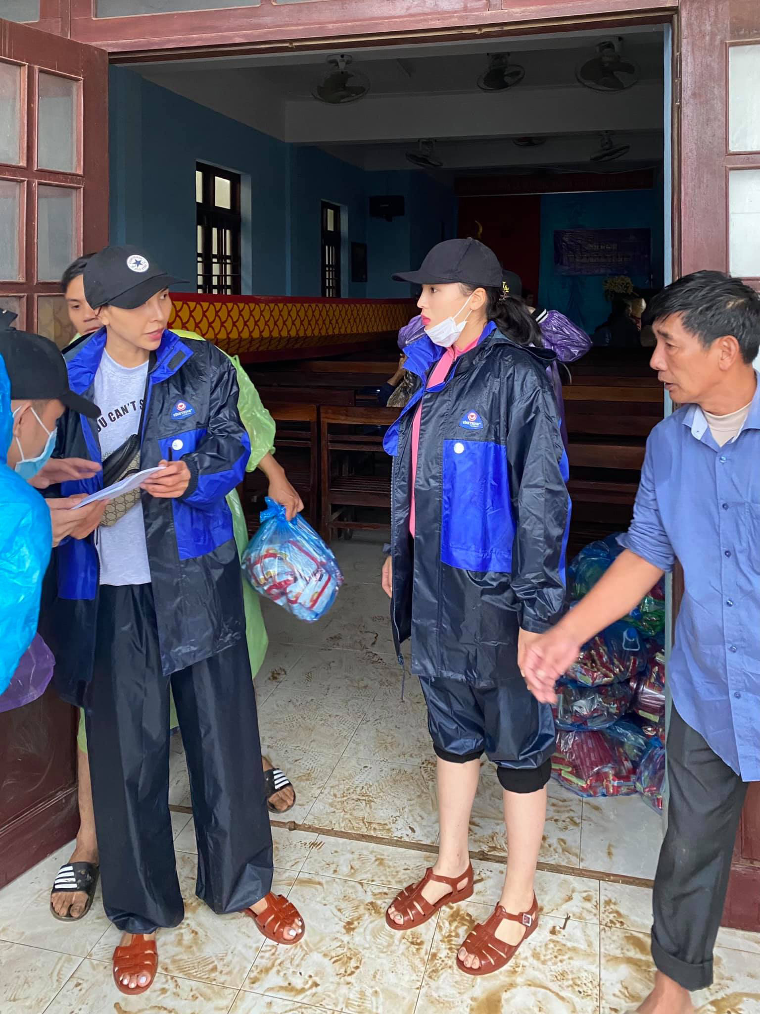 1500 suất hàng Hoa hậu Kỳ Duyên - Minh Triệu mang đi cứu trợ miền Trung bị nước tràn vào làm hỏng gần hết-4