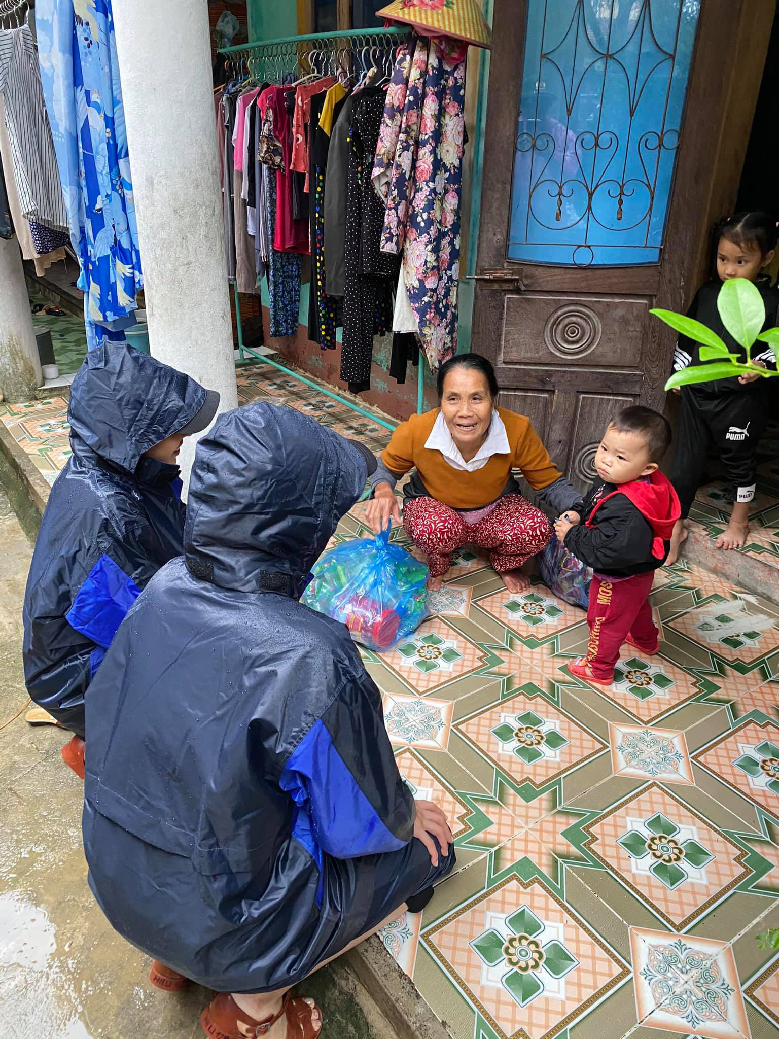 1500 suất hàng Hoa hậu Kỳ Duyên - Minh Triệu mang đi cứu trợ miền Trung bị nước tràn vào làm hỏng gần hết-3