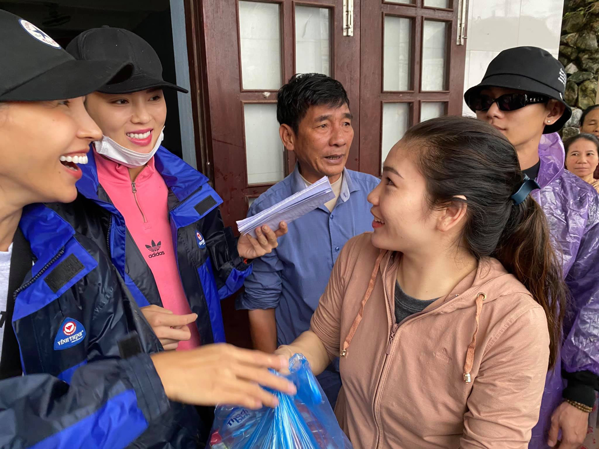 1500 suất hàng Hoa hậu Kỳ Duyên - Minh Triệu mang đi cứu trợ miền Trung bị nước tràn vào làm hỏng gần hết-2