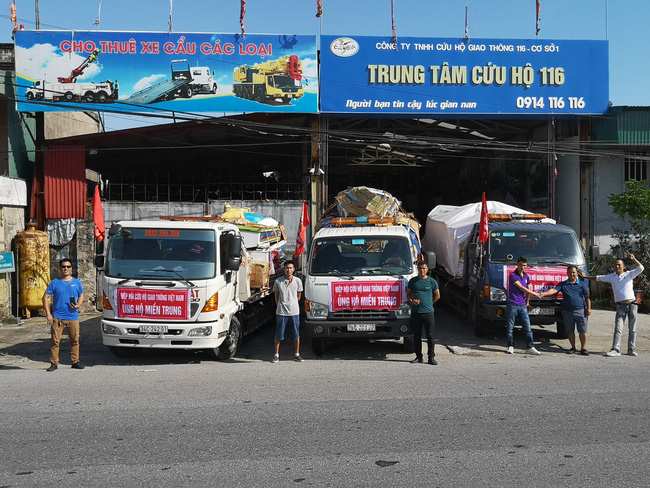 Hơn 50 chiếc ca nô, xuồng máy được các mạnh thường quân ủng hộ từ Quảng Ninh đã vào tới miền Trung, sẵn sàng cứu trợ người dân vùng lũ-2