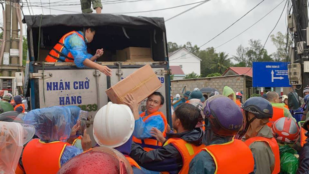 Hồ Việt Trung chính thức lên tiếng khi bị chỉ trích vì quăng quà cứu trợ cho người dân miền Trung, Tiến Luật vào trấn an-4