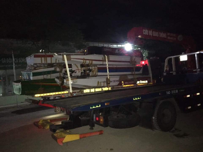 Hơn 50 chiếc ca nô, xuồng máy được các mạnh thường quân ủng hộ từ Quảng Ninh đã vào tới miền Trung, sẵn sàng cứu trợ người dân vùng lũ-10