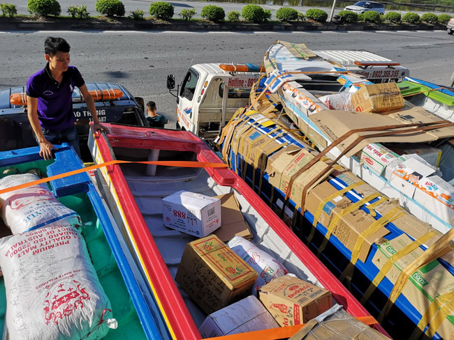 Hơn 50 chiếc ca nô, xuồng máy được các mạnh thường quân ủng hộ từ Quảng Ninh đã vào tới miền Trung, sẵn sàng cứu trợ người dân vùng lũ-4