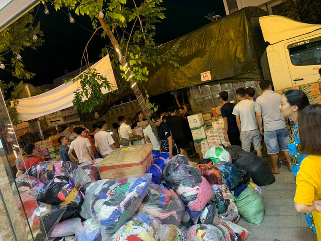 Hơn 50 chiếc ca nô, xuồng máy được các mạnh thường quân ủng hộ từ Quảng Ninh đã vào tới miền Trung, sẵn sàng cứu trợ người dân vùng lũ-7