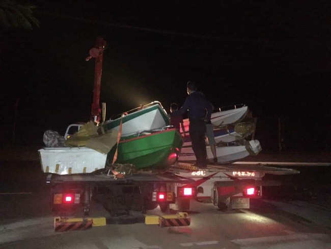 Hơn 50 chiếc ca nô, xuồng máy được các mạnh thường quân ủng hộ từ Quảng Ninh đã vào tới miền Trung, sẵn sàng cứu trợ người dân vùng lũ-8