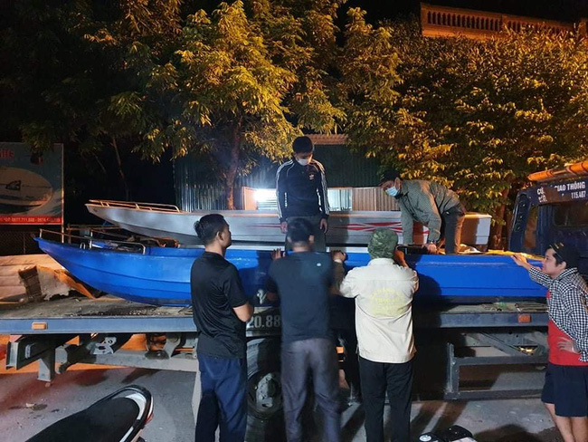 Hơn 50 chiếc ca nô, xuồng máy được các mạnh thường quân ủng hộ từ Quảng Ninh đã vào tới miền Trung, sẵn sàng cứu trợ người dân vùng lũ-9