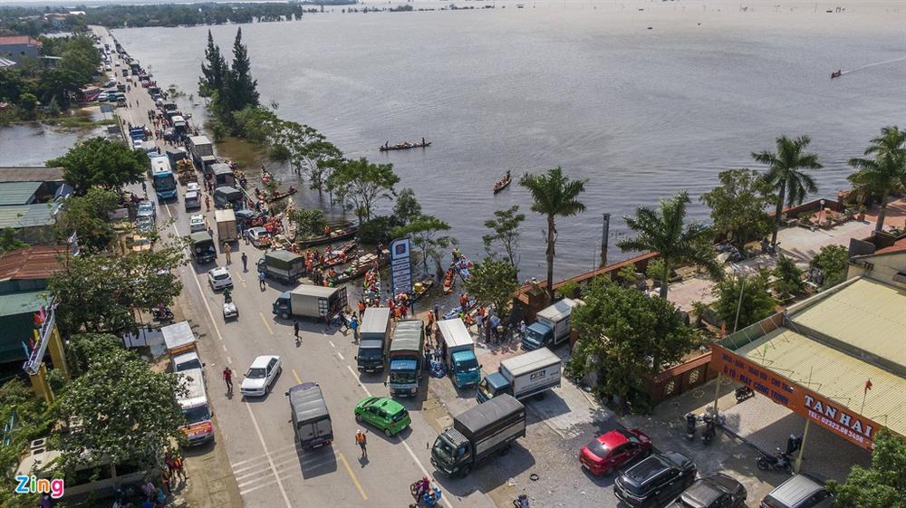 Quốc lộ 1 ùn tắc vì dòng xe chở hàng cứu trợ-1