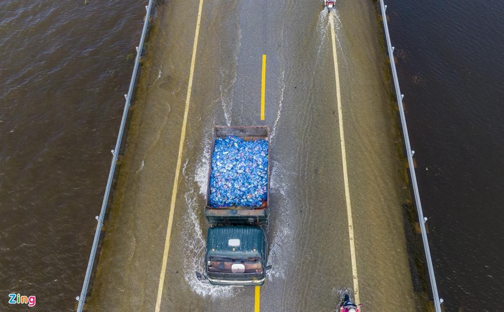 Quốc lộ 1 ùn tắc vì dòng xe chở hàng cứu trợ-2