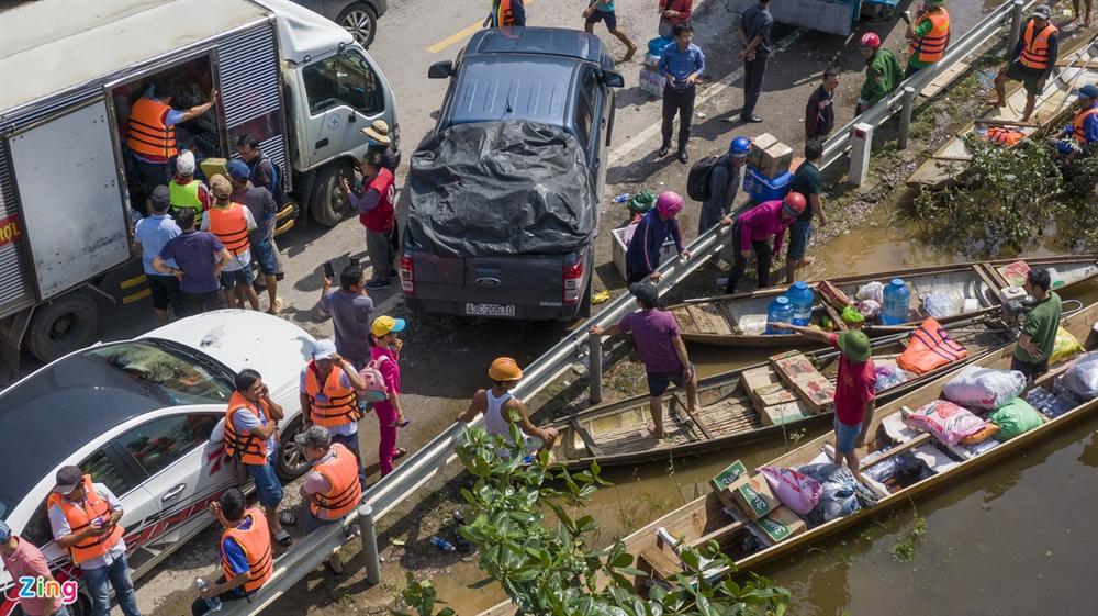 Quốc lộ 1 ùn tắc vì dòng xe chở hàng cứu trợ-3