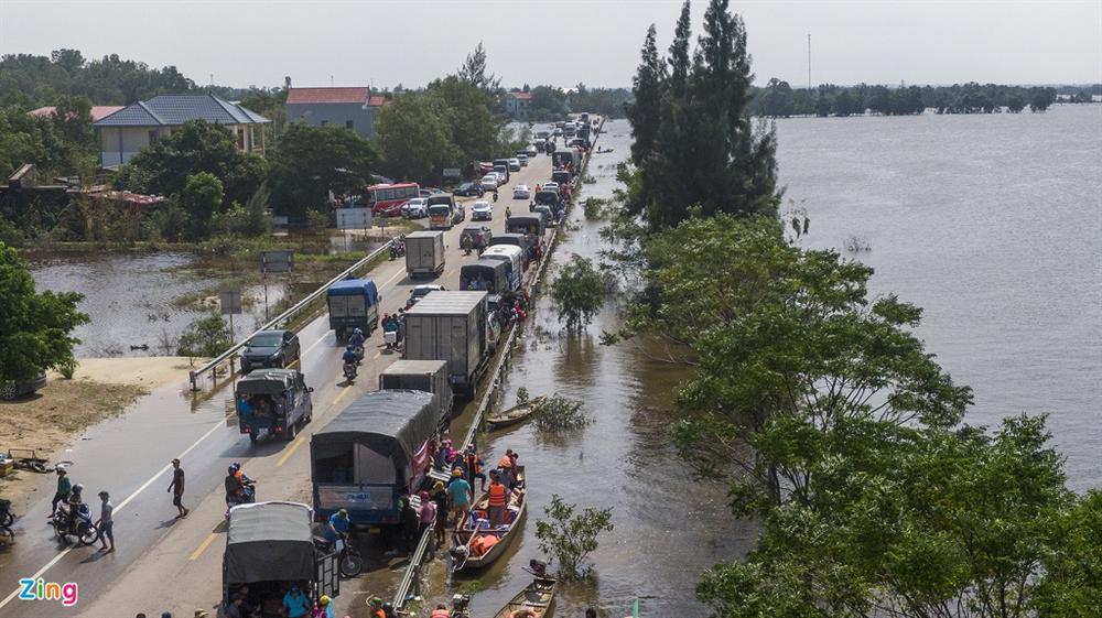 Quốc lộ 1 ùn tắc vì dòng xe chở hàng cứu trợ-4