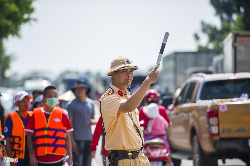 Quốc lộ 1 ùn tắc vì dòng xe chở hàng cứu trợ-5