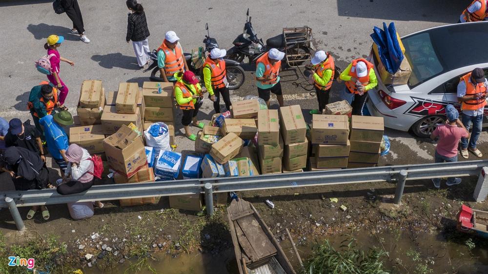 Quốc lộ 1 ùn tắc vì dòng xe chở hàng cứu trợ-10