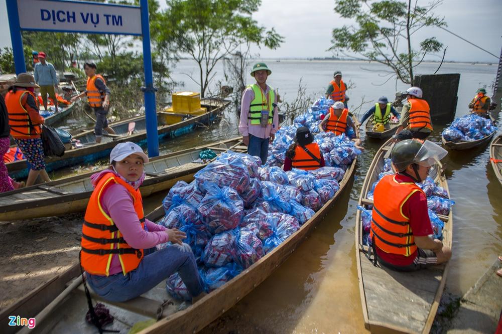 Quốc lộ 1 ùn tắc vì dòng xe chở hàng cứu trợ-11