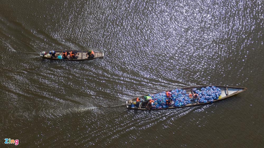 Quốc lộ 1 ùn tắc vì dòng xe chở hàng cứu trợ-12