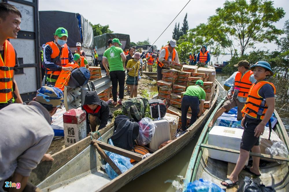 Quốc lộ 1 ùn tắc vì dòng xe chở hàng cứu trợ-6
