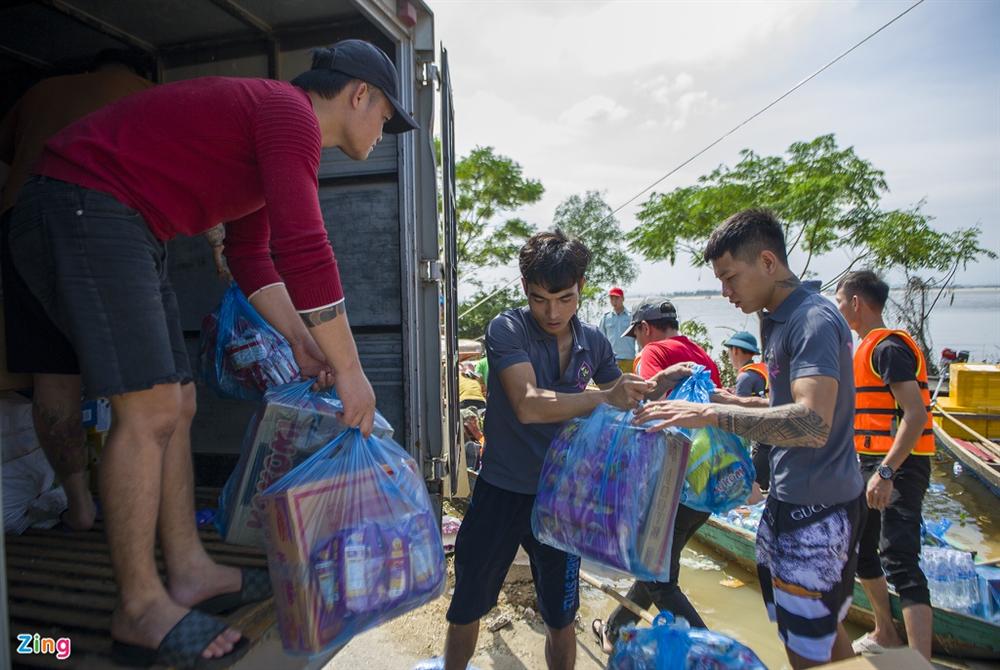 Quốc lộ 1 ùn tắc vì dòng xe chở hàng cứu trợ-7