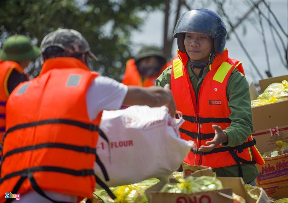 Quốc lộ 1 ùn tắc vì dòng xe chở hàng cứu trợ-9