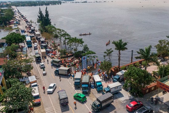 Quốc lộ 1 ùn tắc vì dòng xe chở hàng cứu trợ