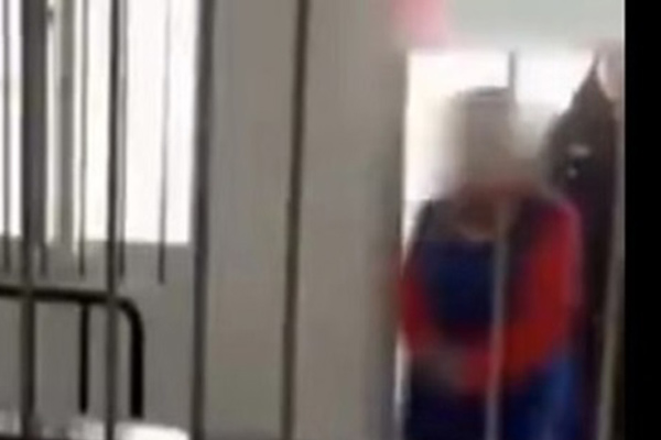 Địa ngục trần gian: Bé gái 6 tuổi bị mẹ ruột cùng bạn trai bạo hành dã man 3 tháng trời, bố đẻ gặp lại cũng không nhận ra con mình-4