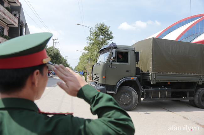 Tang lễ đẫm nước mắt của 22 quân nhân Sư đoàn 337 hy sinh do núi sạt lở, người thân và đồng đội khóc nghẹn trong đau đớn-1