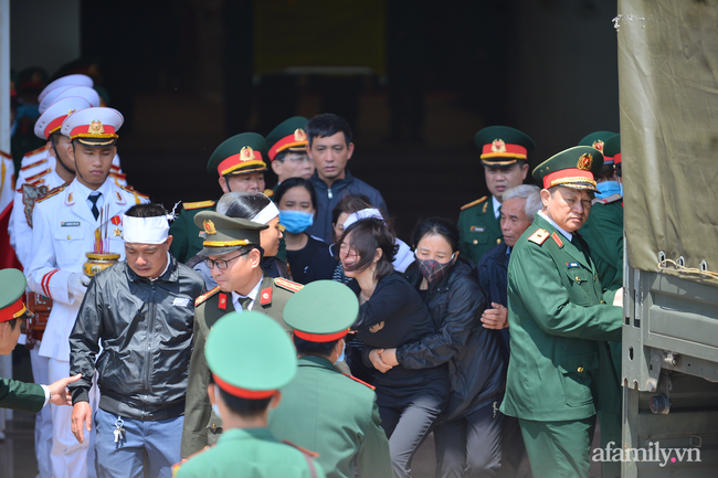 Tang lễ đẫm nước mắt của 22 quân nhân Sư đoàn 337 hy sinh do núi sạt lở, người thân và đồng đội khóc nghẹn trong đau đớn-5