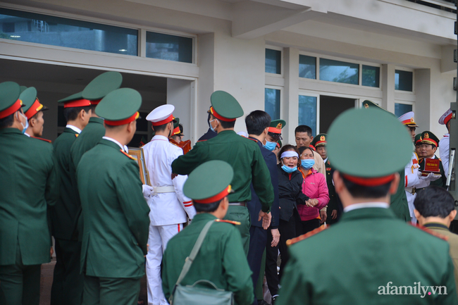 Tang lễ đẫm nước mắt của 22 quân nhân Sư đoàn 337 hy sinh do núi sạt lở, người thân và đồng đội khóc nghẹn trong đau đớn-10