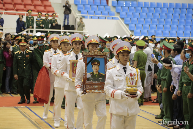 Tang lễ đẫm nước mắt của 22 quân nhân Sư đoàn 337 hy sinh do núi sạt lở, người thân và đồng đội khóc nghẹn trong đau đớn-15