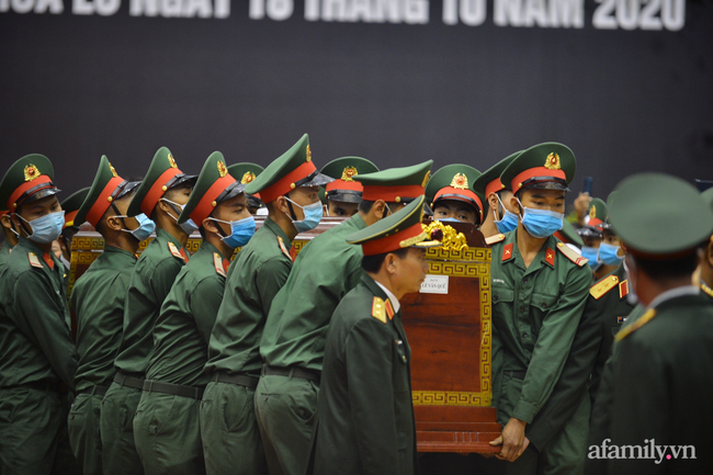 Tang lễ đẫm nước mắt của 22 quân nhân Sư đoàn 337 hy sinh do núi sạt lở, người thân và đồng đội khóc nghẹn trong đau đớn-16