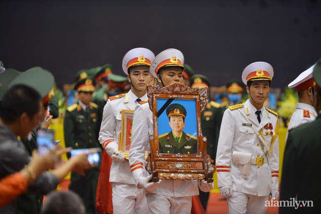 Tang lễ đẫm nước mắt của 22 quân nhân Sư đoàn 337 hy sinh do núi sạt lở, người thân và đồng đội khóc nghẹn trong đau đớn-18