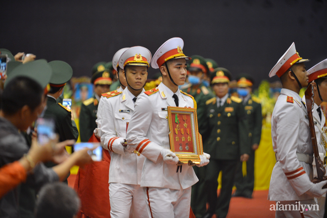 Tang lễ đẫm nước mắt của 22 quân nhân Sư đoàn 337 hy sinh do núi sạt lở, người thân và đồng đội khóc nghẹn trong đau đớn-19