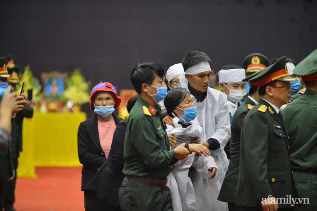 Tang lễ đẫm nước mắt của 22 quân nhân Sư đoàn 337 hy sinh do núi sạt lở, người thân và đồng đội khóc nghẹn trong đau đớn-20