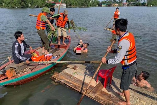 Chèo bè chuối đi nhận cơm cứu trợ, nam sinh lớp 10 đuối nước thương tâm