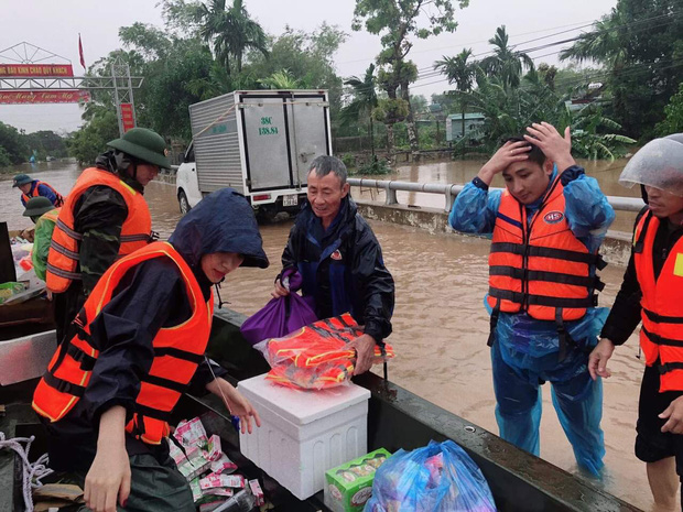 Hoà Minzy phải tiêm 10 mũi thuốc sau nhiều ngày dầm mưa đi cứu trợ, xót xa vì vòng 3 rướm máu-6