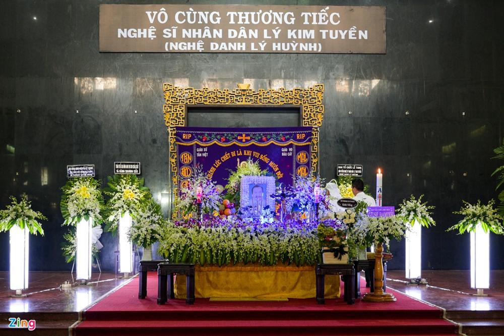 Việt Trinh, Giáng My khóc trong tang lễ NSND Lý Huỳnh-1